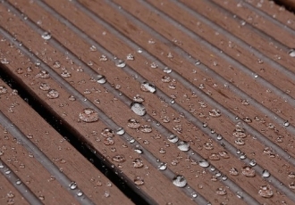 Sàn gỗ ngoài trời có trơn trượt khi bị ướt không?